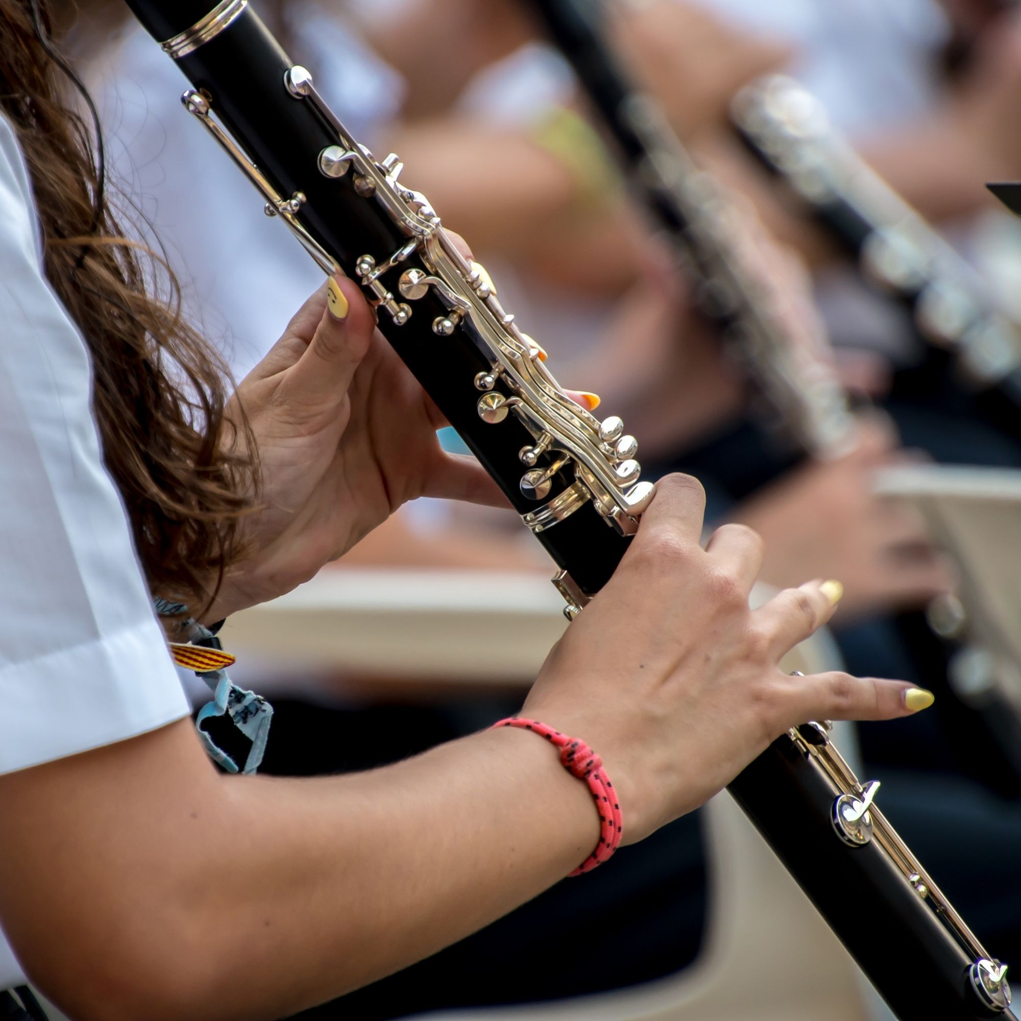 Fachgeschäft für Musikinstrumente mit großer Auswahl an Gitarren, Klavieren und Schlagzeugen