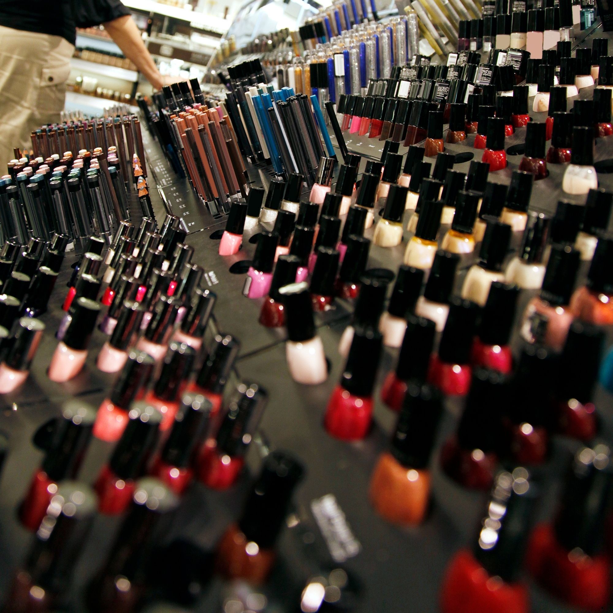 Vielfältige Kosmetikprodukte für Hautpflege, Make-up und Schönheitspflege